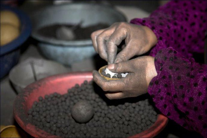 傳統煙花制造過程中存在生產環境惡劣、動強度大、危險等弊端