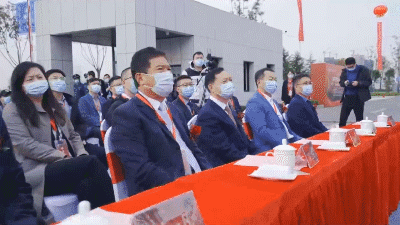 新松公司副總裁、智能裝備BG總裁劉子軍出席中遠(yuǎn)海運智能產(chǎn)線啟動儀式.gif