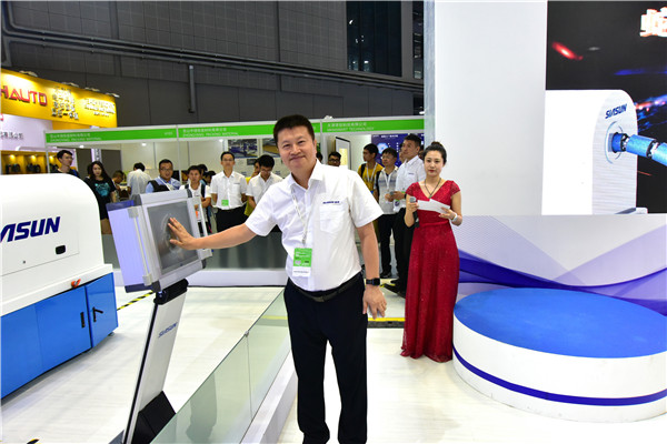 新松蛇形臂機器人全球首發 獨特設計開創機器人應用新紀元