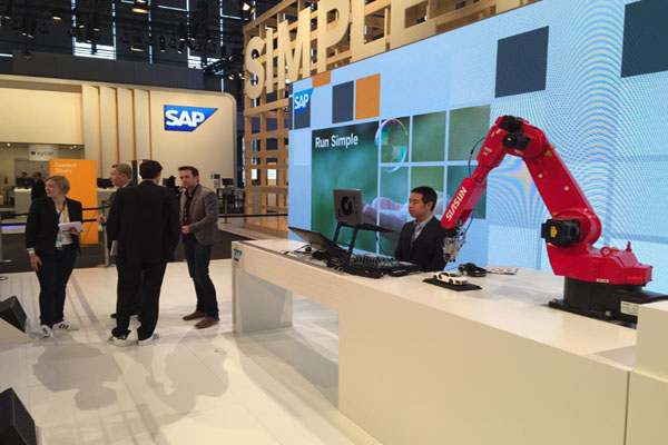 新松機器人公司與德國SAP公司聯合參展CeBIT 2015，獲中德副總理高度評價