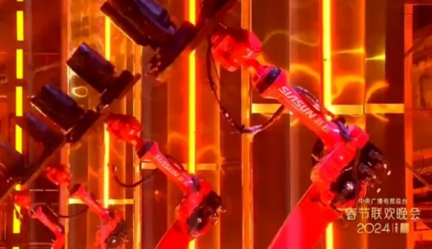 新華社——新松重載工業機器人首次亮相春晚舞臺